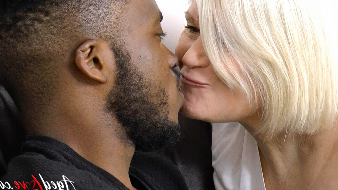 16P Rubia tetona seduciendo a hombre con gran polla negra