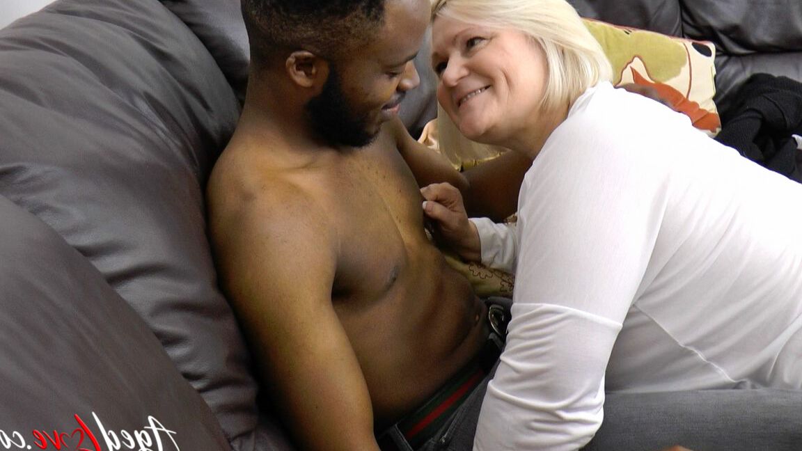 16P Rubia tetona seduciendo a hombre con gran polla negra