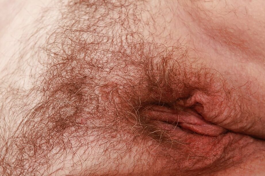 16P A gordinha madura Andrea Blue se despindo e expondo seu arbusto com a barba por fazer