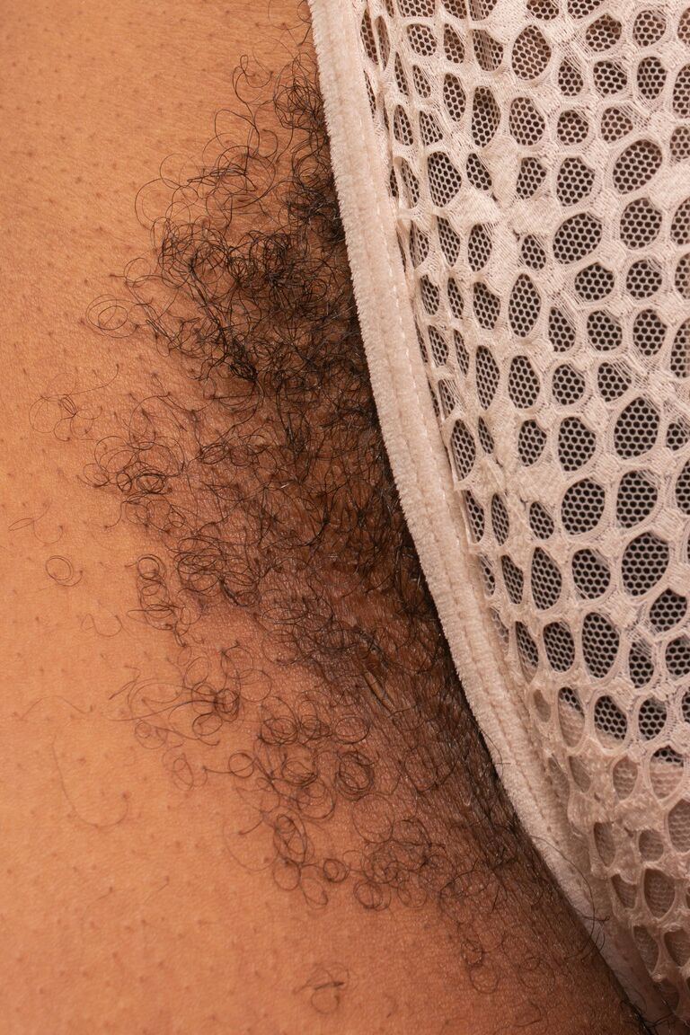 21P Die kurvenreiche Amateurin Erykah Ohms zeigt ihre exotische haarige Muschi aus nächster Nähe