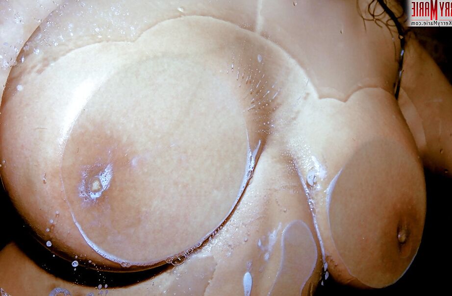 16P Plump Euro pornstar Kerry Marie molhando a vagina peluda no chuveiro