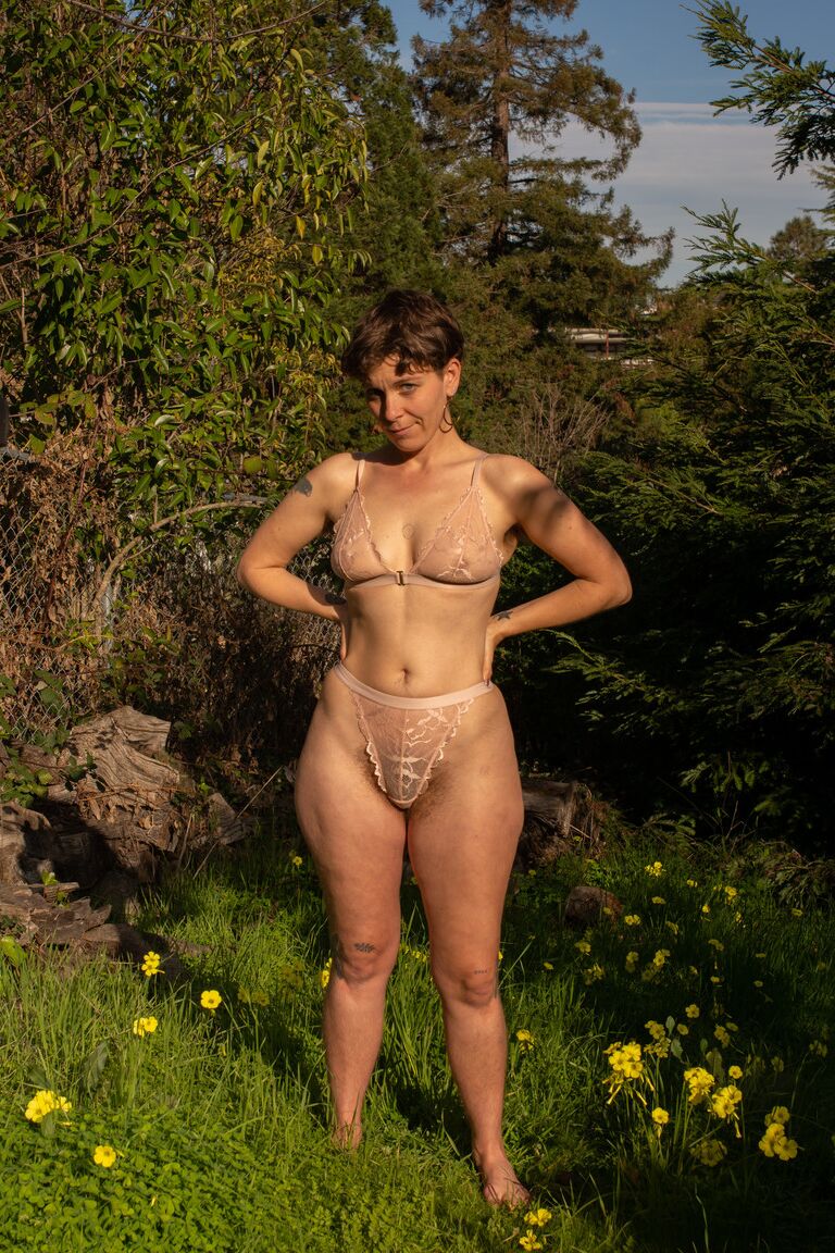 21P American Cookie entièrement naturelle se déshabille dans le jardin et montre son corps poilu