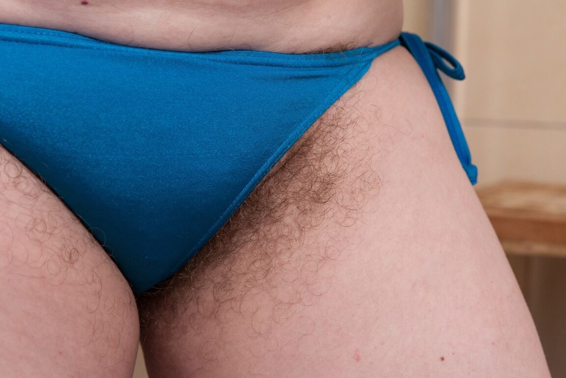 16P Romana Sweet madura e gorda mostra axilas com barba por fazer e castor no banheiro