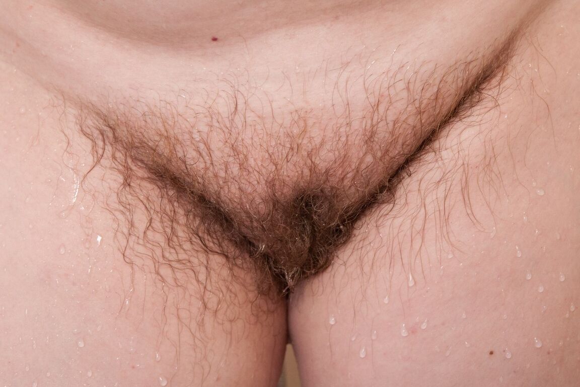 16P Romana Sweet madura e gorda mostra axilas com barba por fazer e castor no banheiro