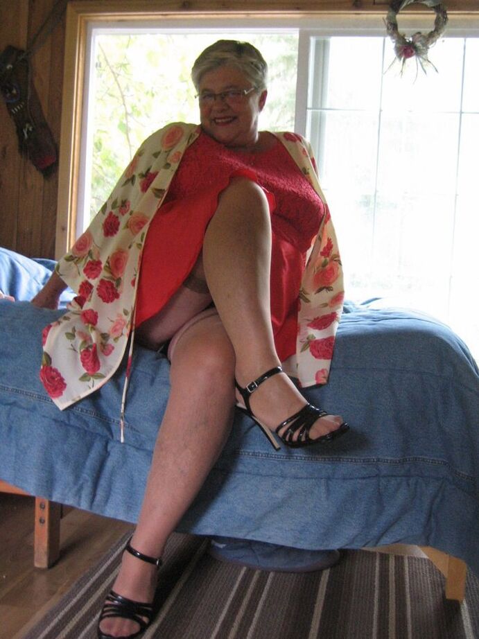 20P La abuela de pelo corto Girdle Goddess se desnuda hasta quedar en medias y tacones altos