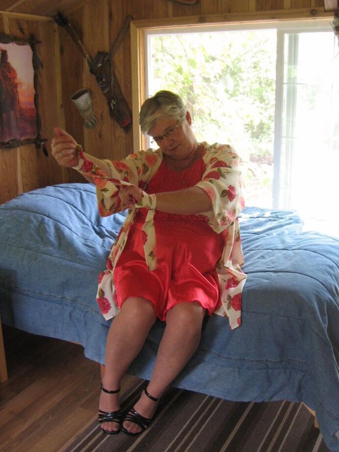20P La abuela de pelo corto Girdle Goddess se desnuda hasta quedar en medias y tacones altos