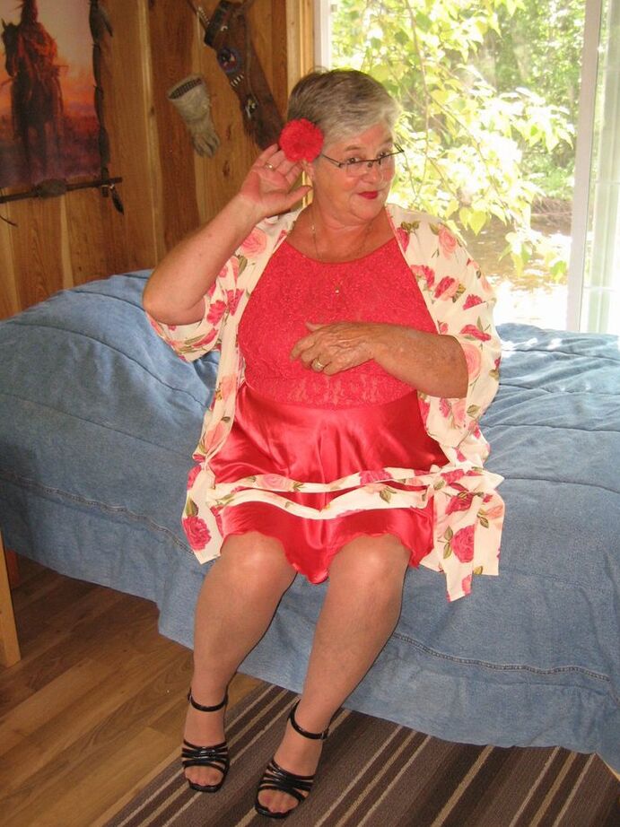 20P La abuela de pelo corto Girdle Goddess se desnuda hasta quedar en medias y tacones altos