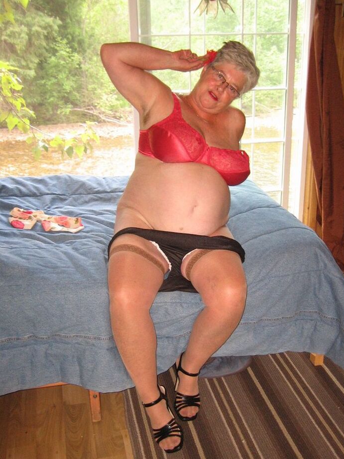 20P La abuela de pelo corto Girdle Goddess se desnuda hasta quedar en medias y tacones altos