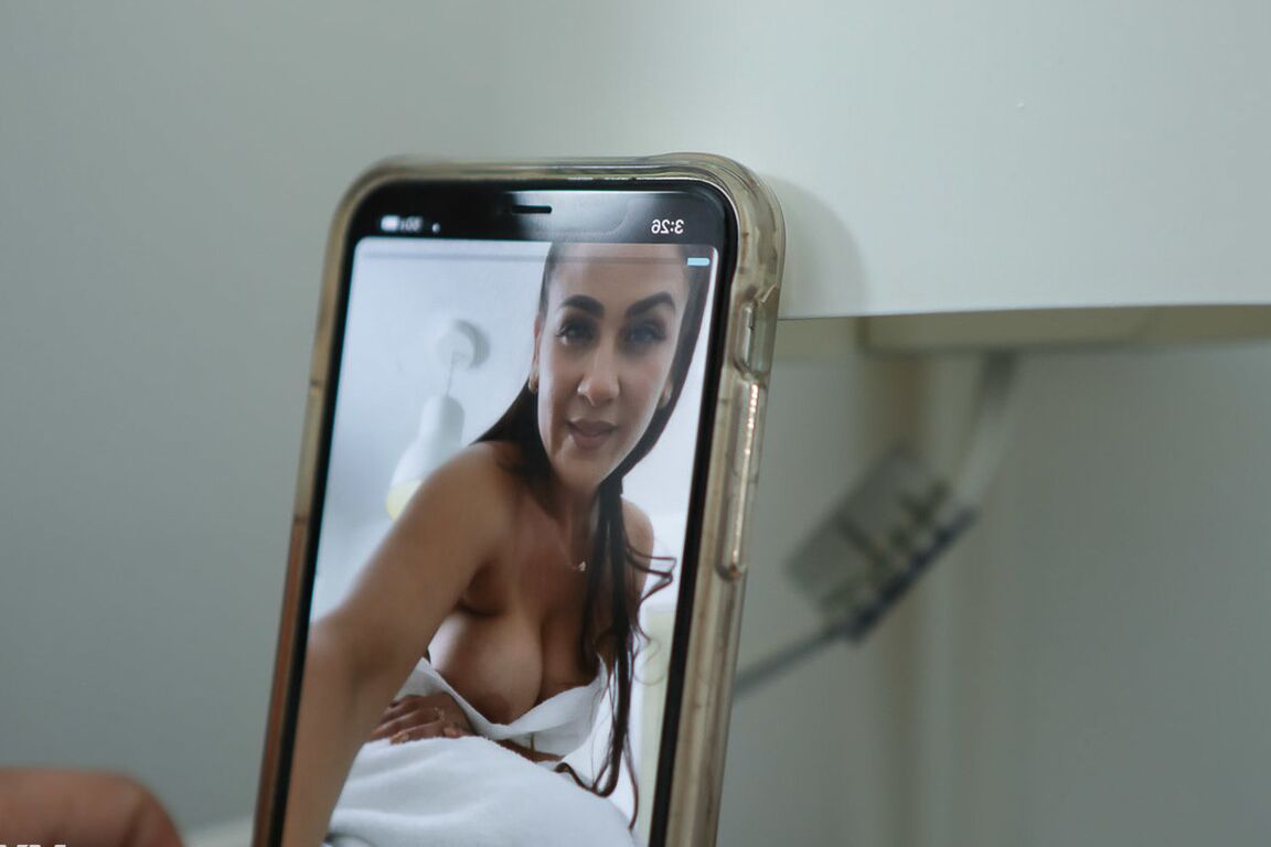 21P Miss Raquel, latina au gros cul, se penche