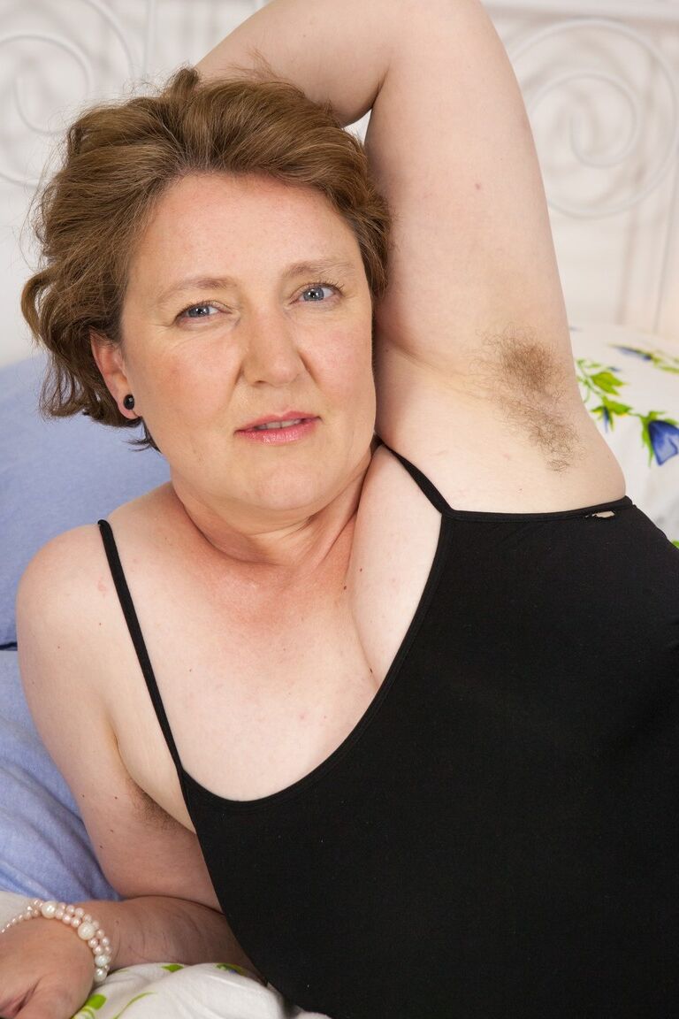 21P La abuela checa de pelo corto Romana Sweet muestra sus grandes tetas