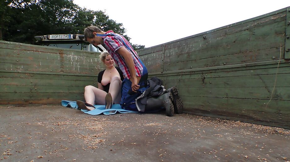 16P Estrela pornográfica europeia BBW dando BJ ao ar livre depois de dedilhado de boceta careca