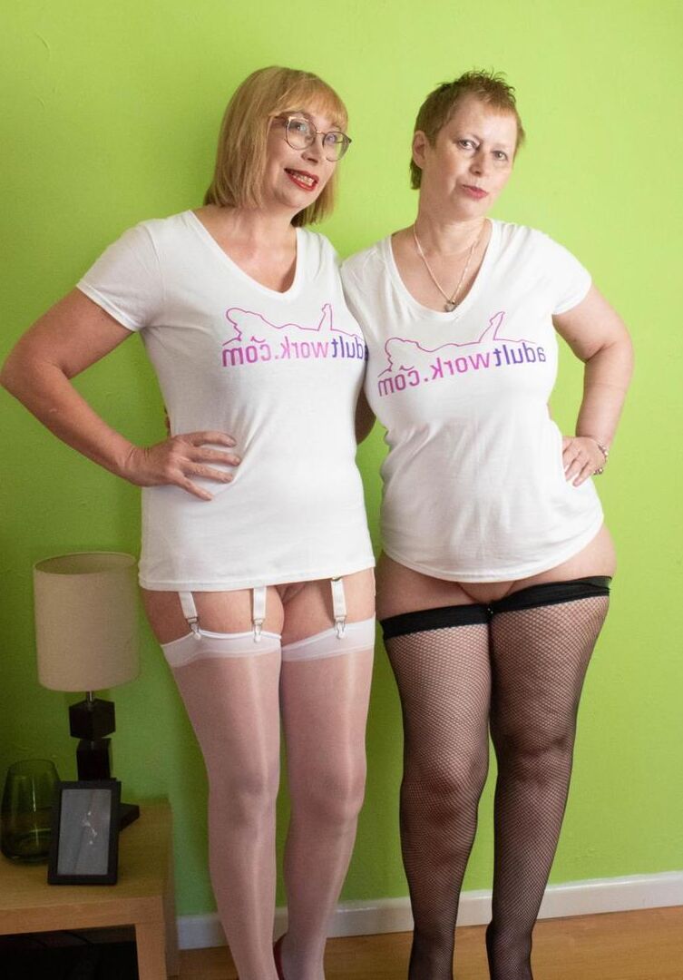 16P Posh Sophia, femme mûre, et sa copine font une double pipe