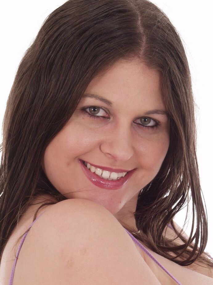 20P Die heiße, fette Denise Davies entblößt riesige, große Nippel und leckt gleichzeitig ihre schlaffen Titten