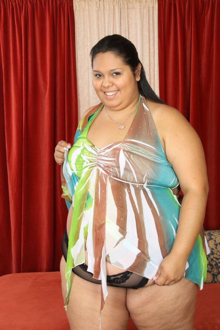 17P BBW Lorelai Givemore chupando y follando una polla colosal en el sofá