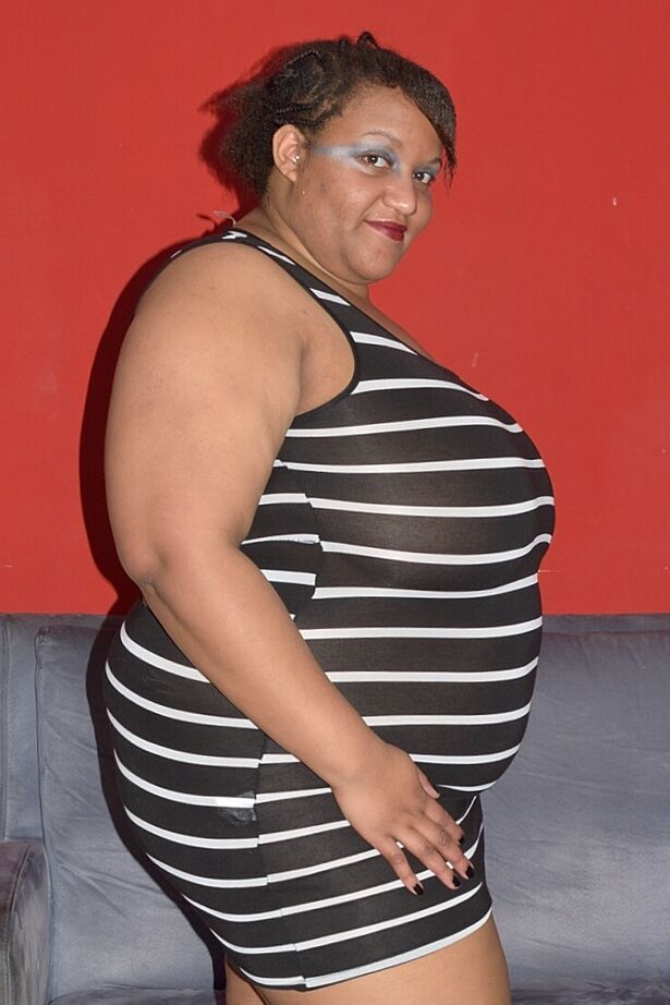 20P La negra obesa Curvy Bunny B se aceita las tetas antes de jugar con su vagina