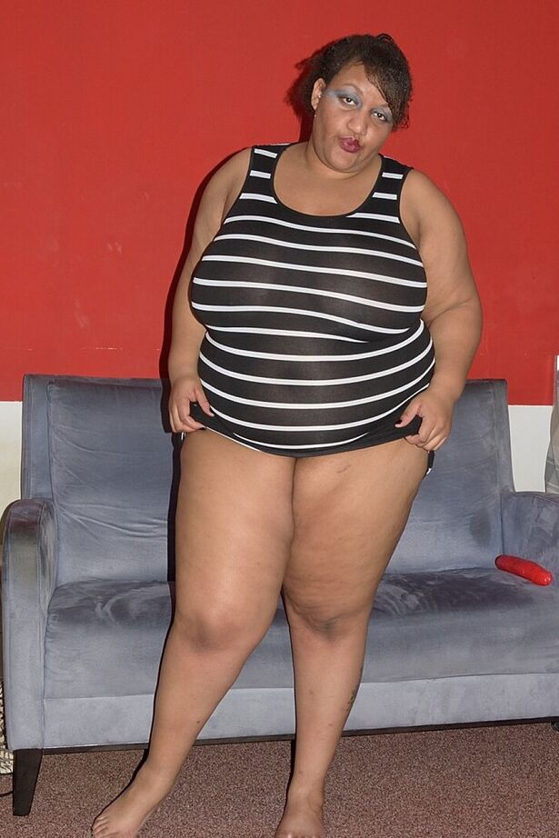 20P La negra obesa Curvy Bunny B se aceita las tetas antes de jugar con su vagina