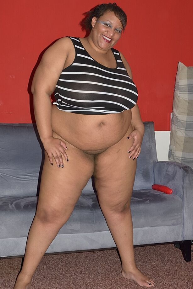 20P La negra obesa Curvy Bunny B se aceita las tetas antes de jugar con su vagina