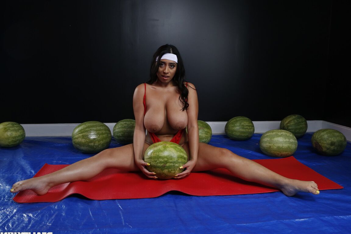 21P A pornstar curvilínea Violet Myers exibe seus grandes talentos naturais