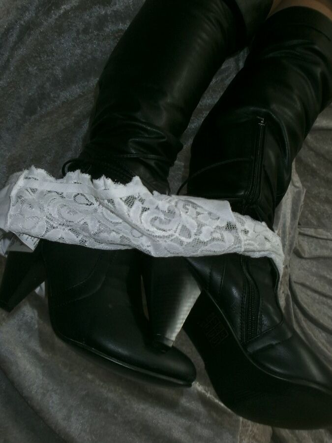 20P Dame mûre d'à côté en bottes noires Caro utilise un énorme gode sur sa chatte poilue