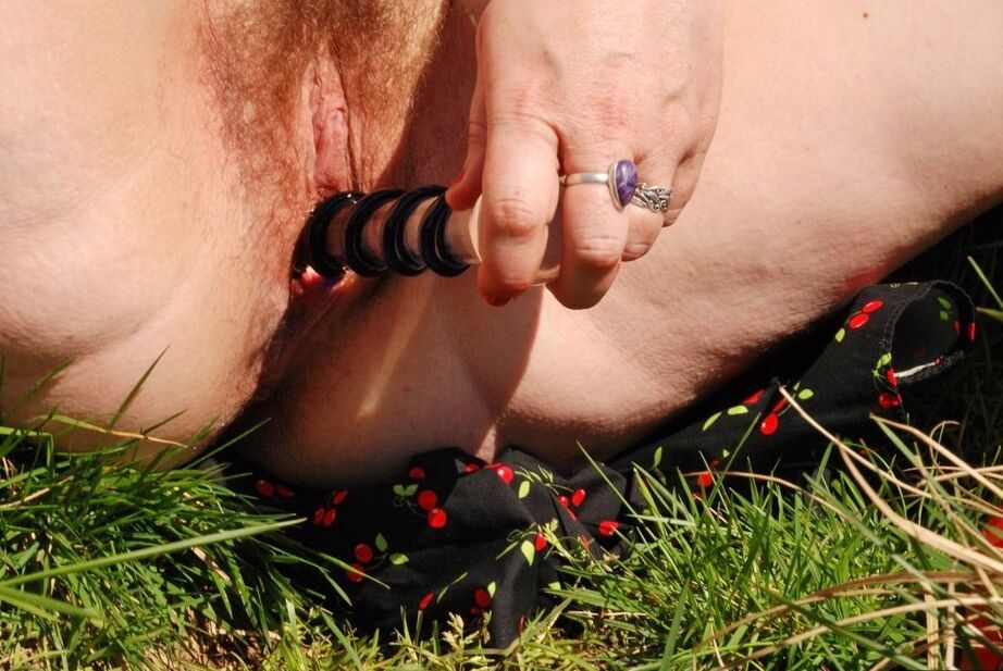 20P La amateur británica Juicey Janey juega con su coño debajo de una torre de transmisión hidráulica