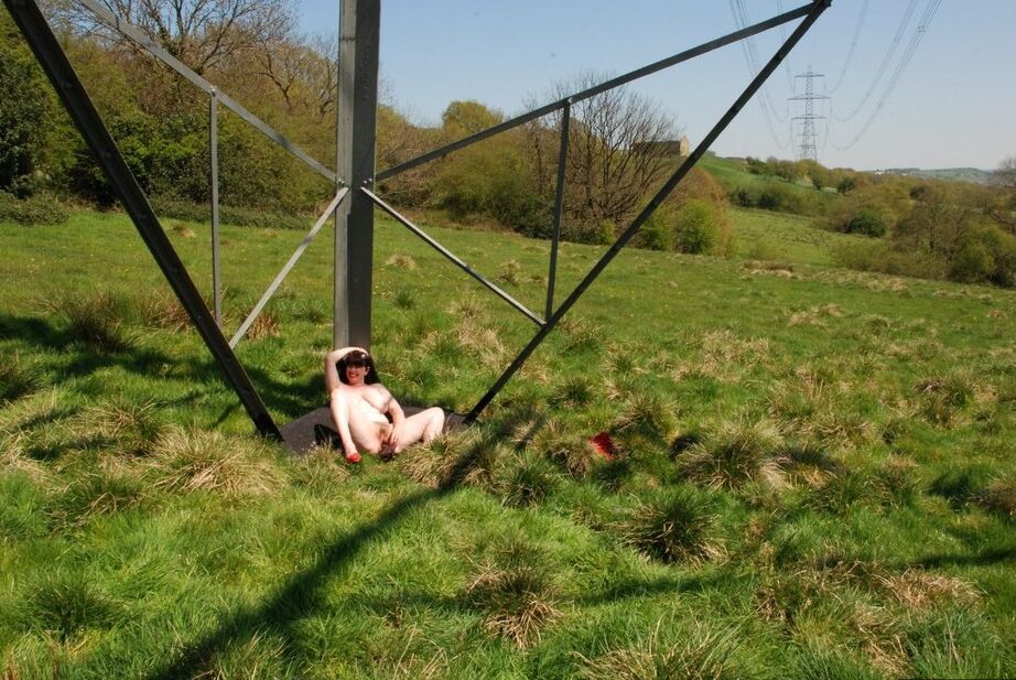20P La amateur británica Juicey Janey juega con su coño debajo de una torre de transmisión hidráulica