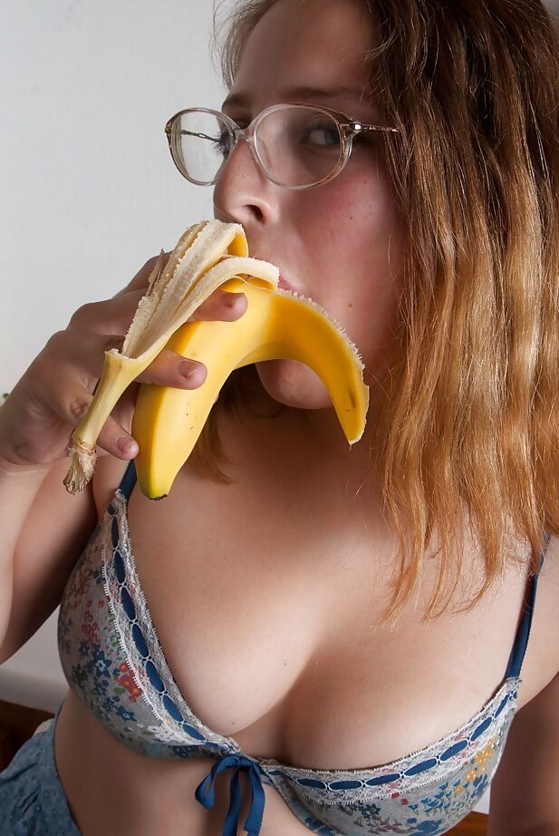 16P Gata adolescente gorda de óculos tirando a lingerie na cozinha