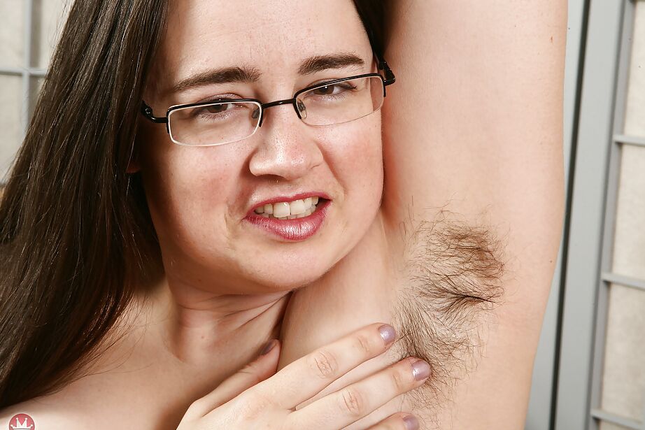 16P Morena mais velha gorda de óculos expondo peitos grandes e vagina peluda