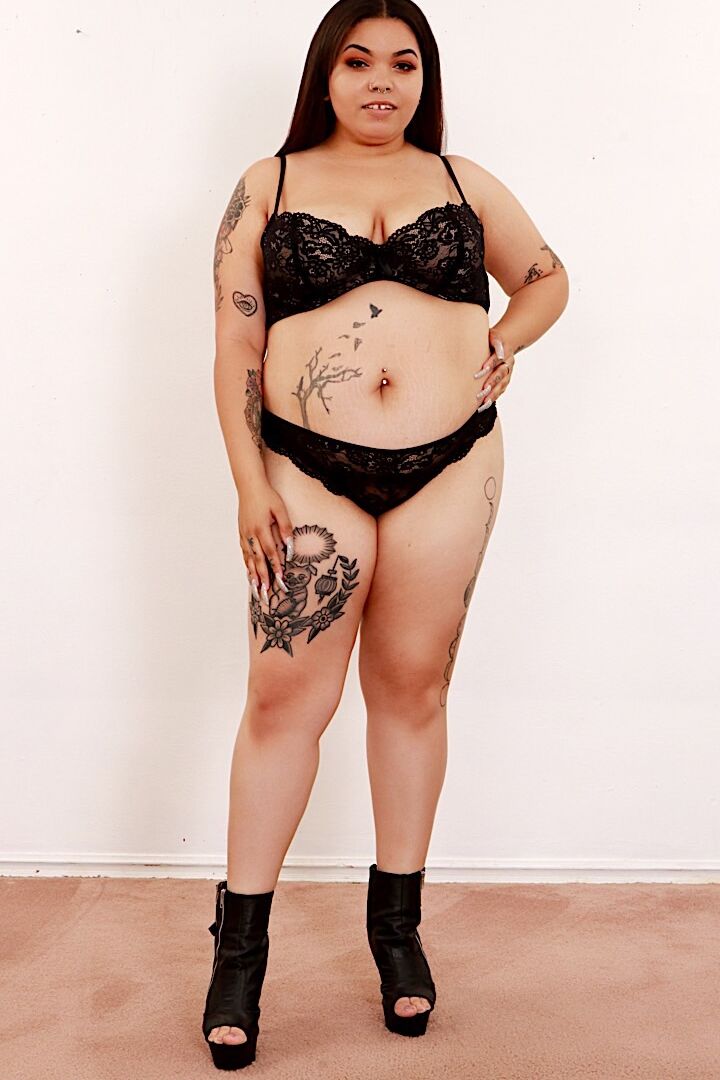 16P Sexy and chubby BBW gets naked and put her tempting tits and pussy on display