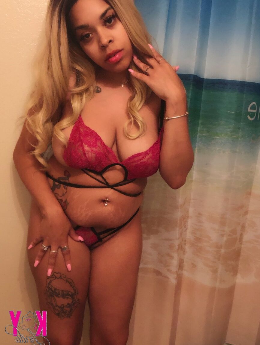 15P Loira de ébano com uma tatuagem Soykay Linda exibe sua bunda grande e peitos em um solo