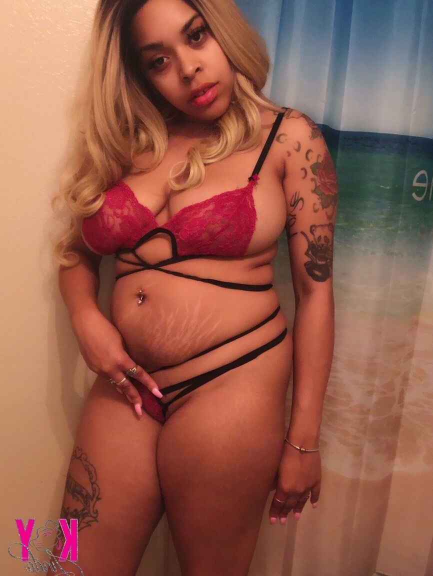 15P Loira de ébano com uma tatuagem Soykay Linda exibe sua bunda grande e peitos em um solo