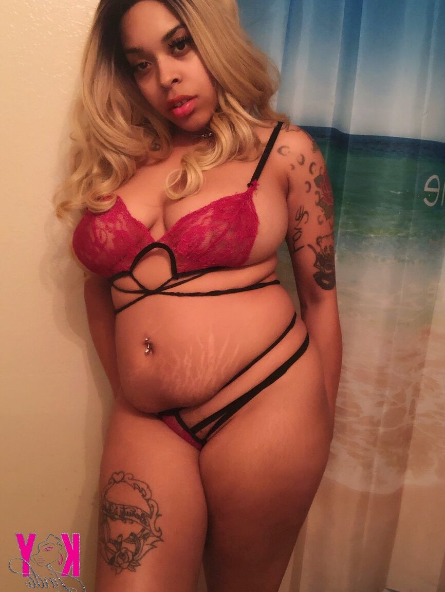 15P Loira de ébano com uma tatuagem Soykay Linda exibe sua bunda grande e peitos em um solo