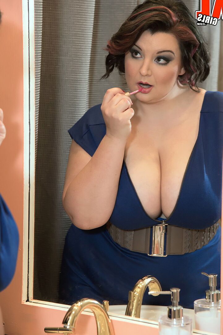 16P BBW Lucy Lenore desata sus grandes tetas en el baño después de maquillarse