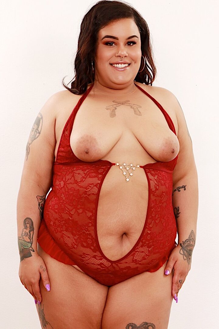 16P Tesão BBW tira a roupa e mostra seus peitos suculentos e buceta carnuda