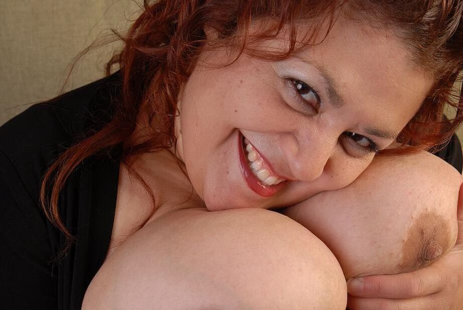 16P Madura gorda morena reyna desnudándose y mostrando sus tetas