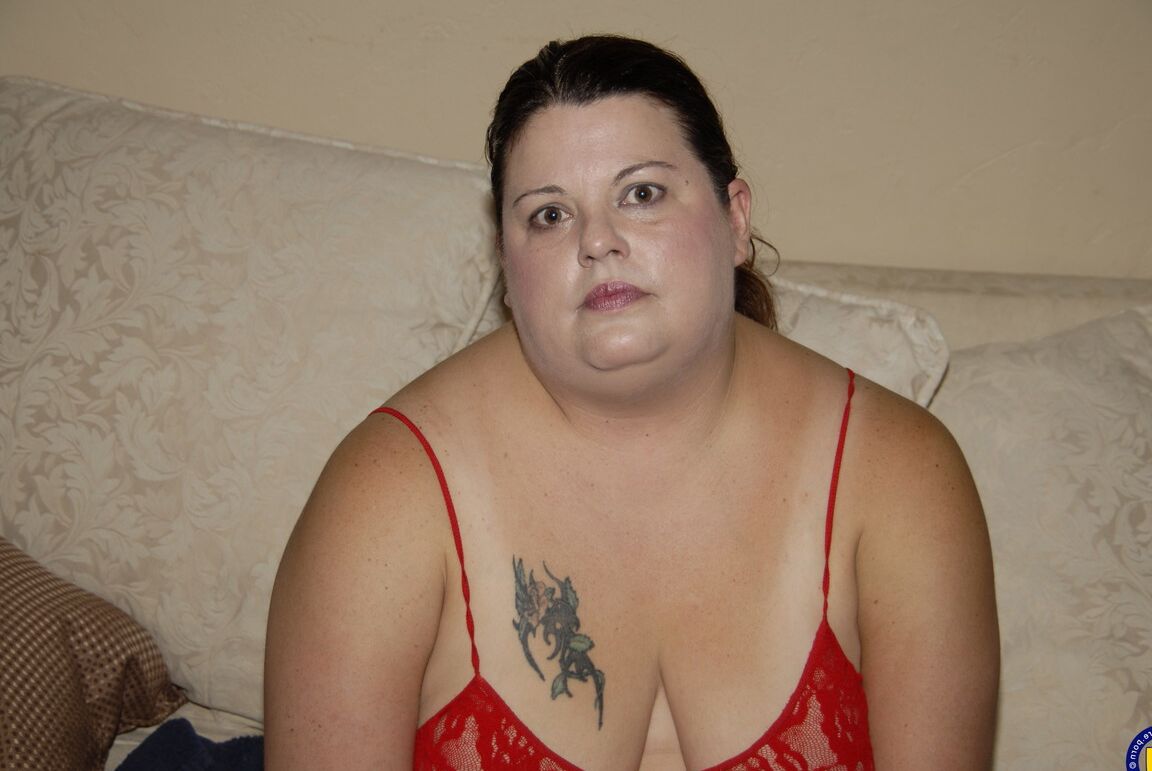 21P Morena gorda con tetas caídas Pretty Poison se masturba antes de chupar una BBC