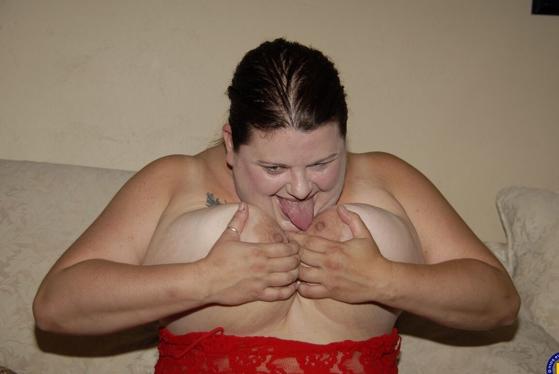 21P Morena gorda con tetas caídas Pretty Poison se masturba antes de chupar una BBC