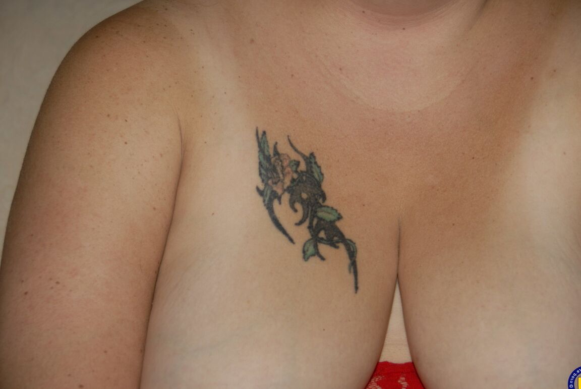 21P Morena gorda con tetas caídas Pretty Poison se masturba antes de chupar una BBC