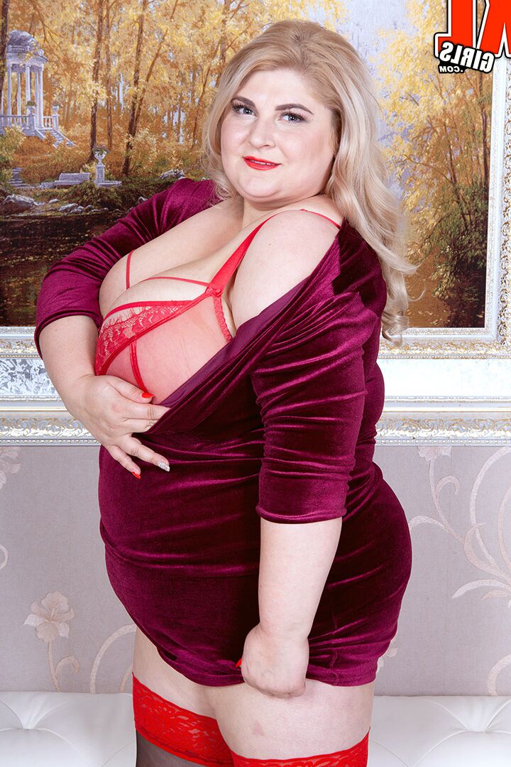 16P Loira BBW Halina tira um vestido de veludo enquanto fica nua