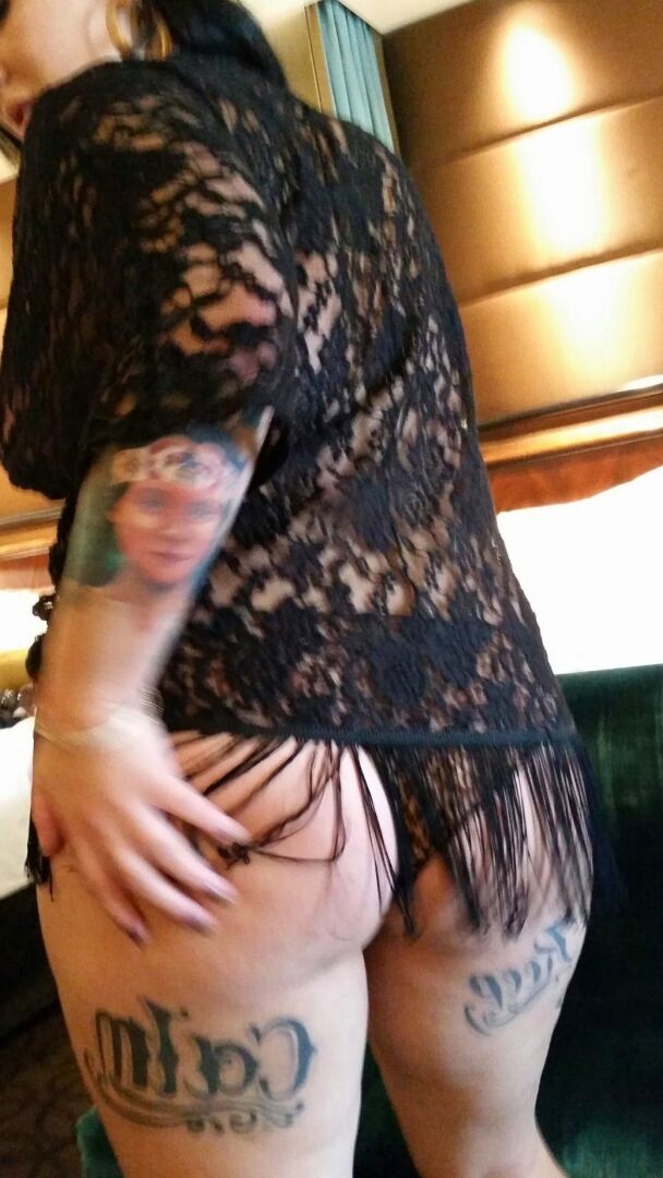 21P Latina gorda Brianna Rose mostra seus enormes seios naturais e espólio monstruoso