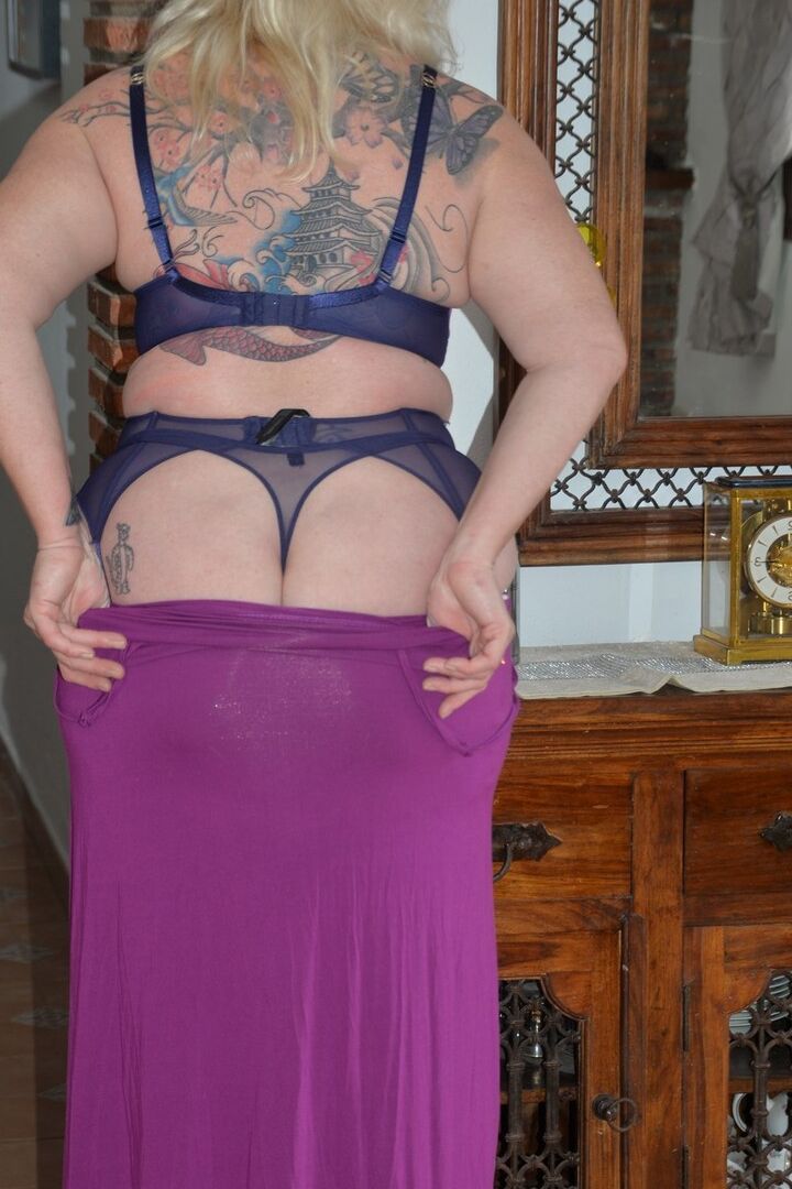16P La blonde tatouée BBW Melody suce un gode tout en jouant avec ses gros seins