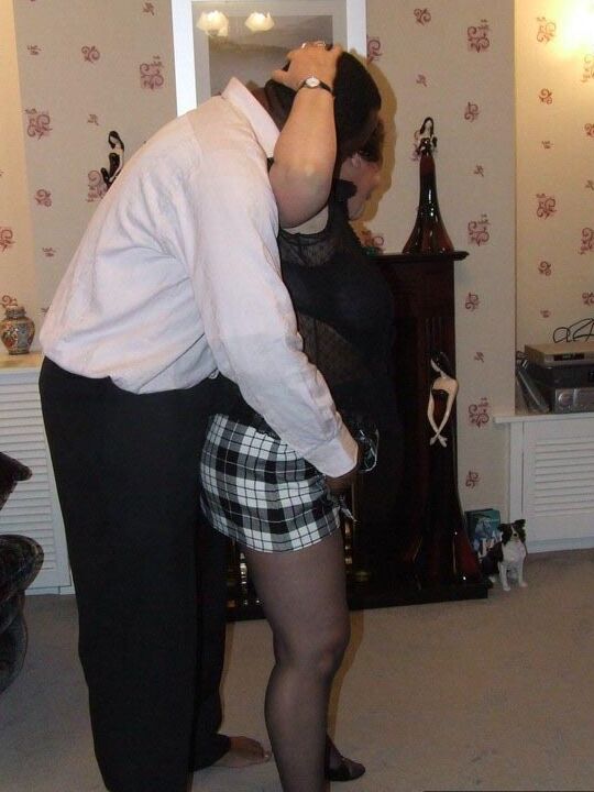 20P Fat amateur Kinky Carol gets on her knees to suck on a black penis