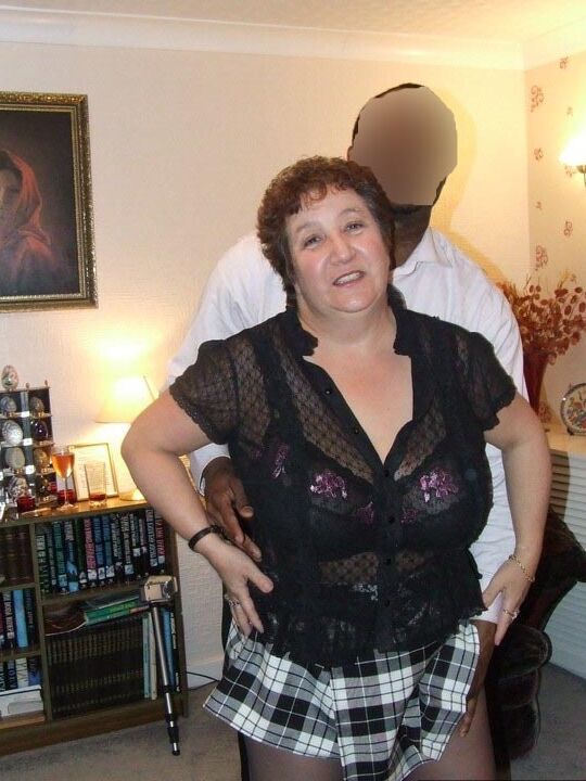 20P Fat amateur Kinky Carol gets on her knees to suck on a black penis