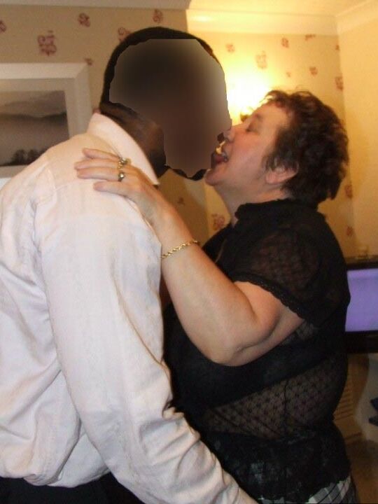 20P Fat amateur Kinky Carol gets on her knees to suck on a black penis