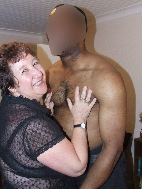 20P Fat amateur Kinky Carol gets on her knees to suck on a black penis