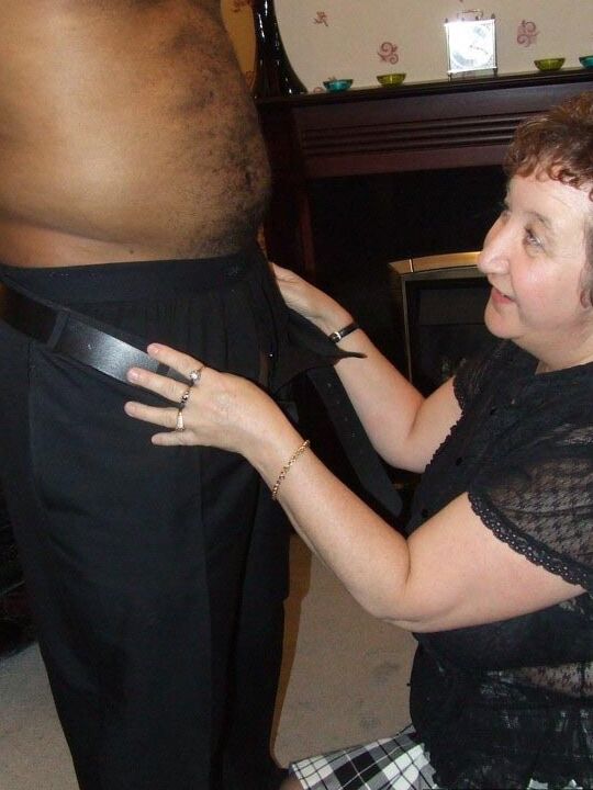 20P Fat amateur Kinky Carol gets on her knees to suck on a black penis