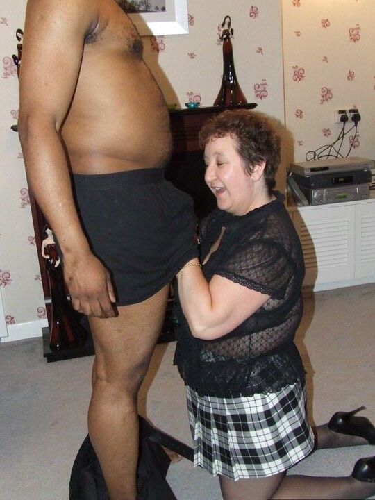 20P Fat amateur Kinky Carol gets on her knees to suck on a black penis