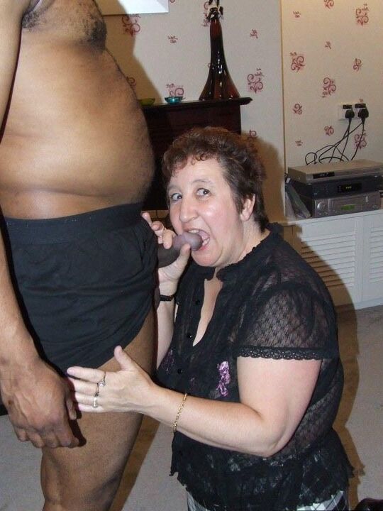 20P Fat amateur Kinky Carol gets on her knees to suck on a black penis
