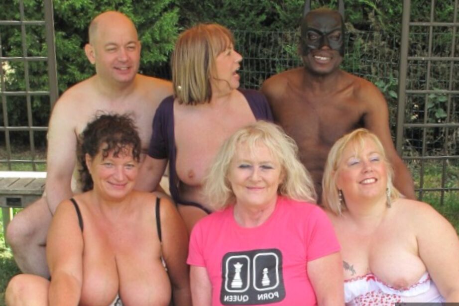 20P La blonde en surpoids Lexie Cummings participe à un sexe en groupe en plein air