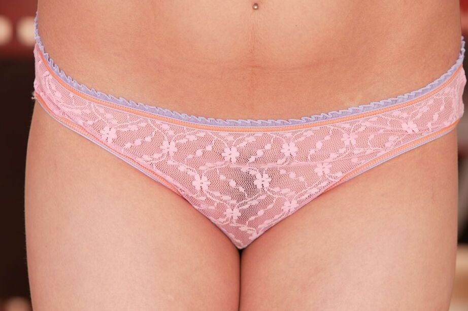 21P A loira gostosa Gwen Diamond tem a boca e a vagina espancadas por um pau preto e gordo