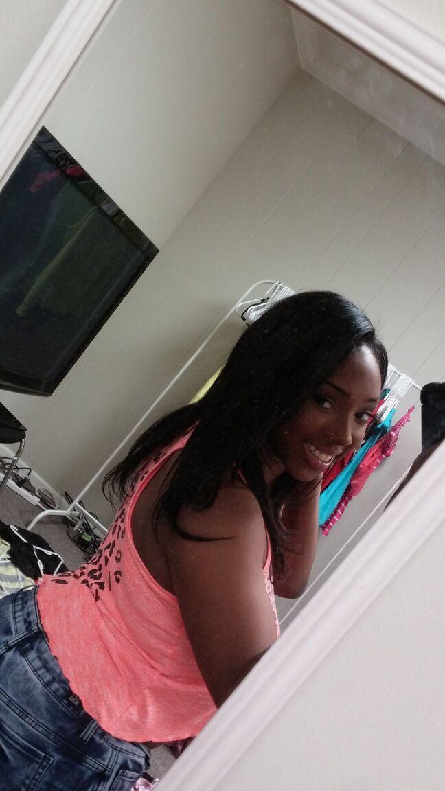 21P Linda garota negra Lisa Tiffian curtindo sexo hardcore com um pau monstro